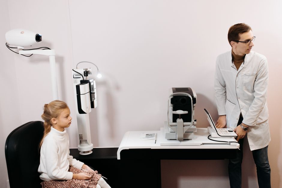 Gyermek szemvizsgálaton optometristával