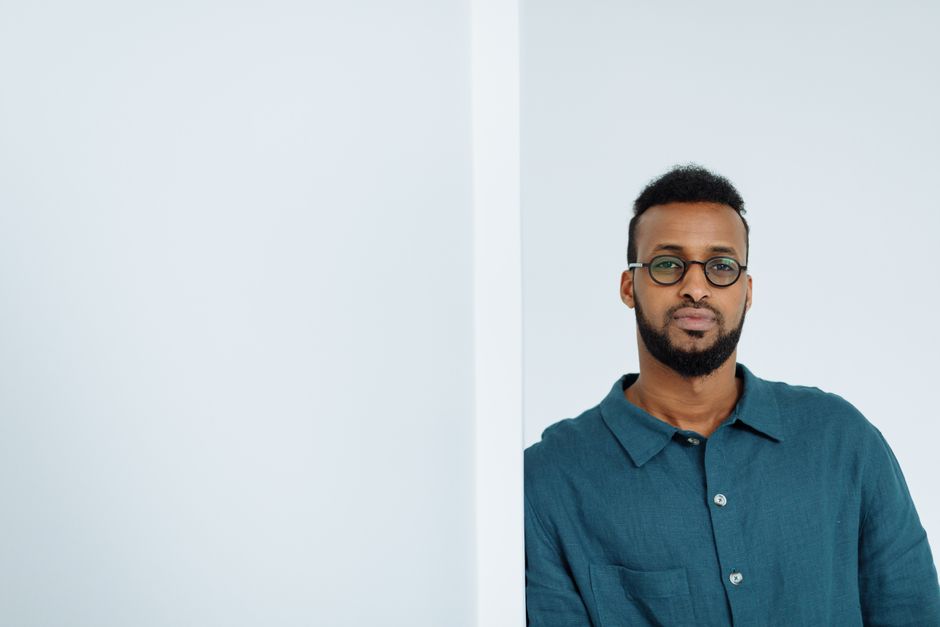 Minimalista stílusú szemüveges portré